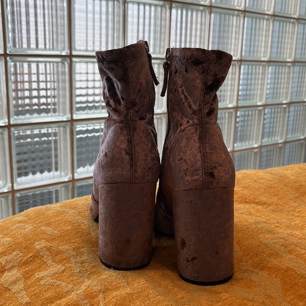 Velvet Heels - Picture 3 of 7